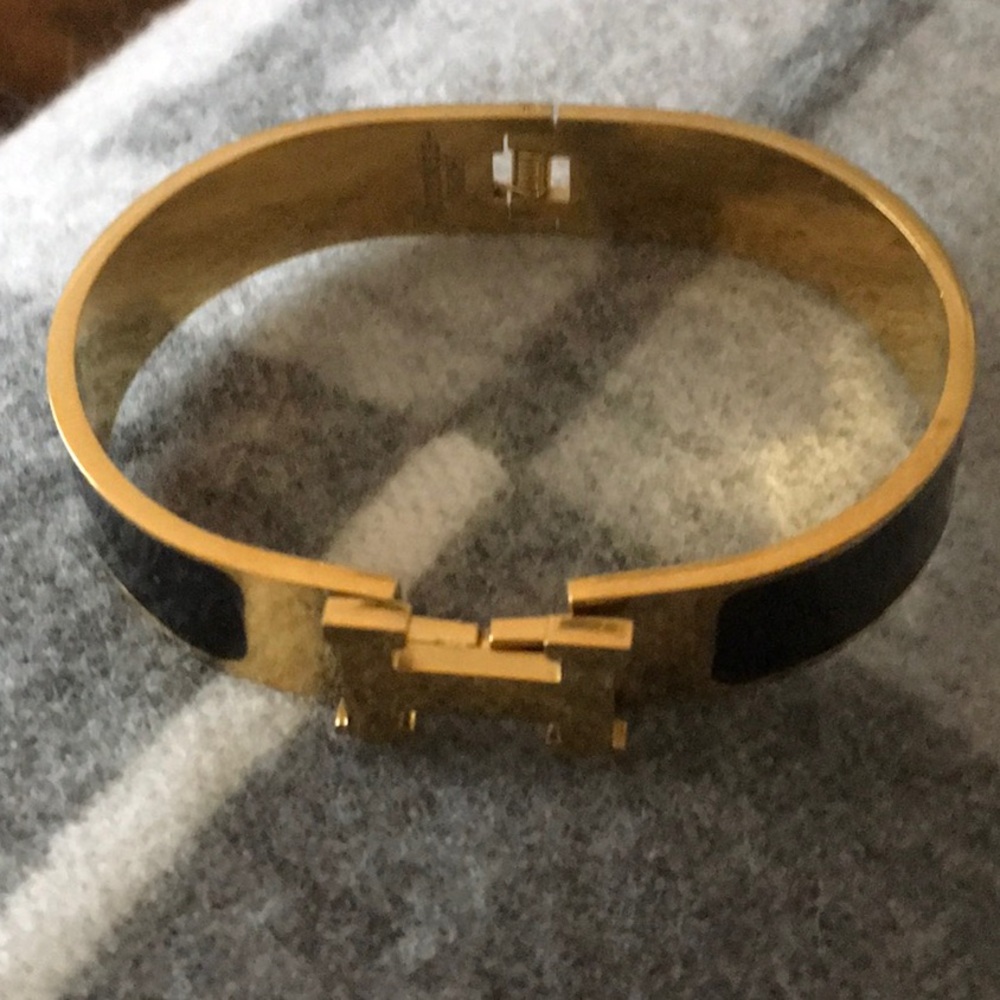 Elegant Gold and Black "H" Bracelet